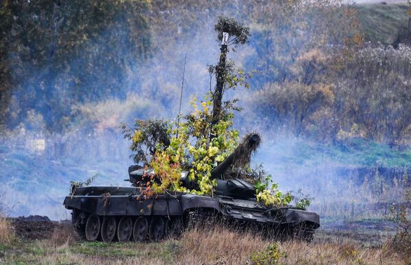 Танк Т-72Б3 на полигоне Юргинский в Кемеровской области во время стратегических командно-штабных учений Центр-2019 - Sputnik Молдова