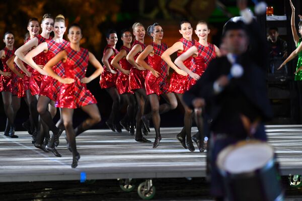 Выступление международной команды кельтских танцев на церемонии закрытия фестиваля Спасская башня на Красной Площади в Москве - Sputnik Молдова