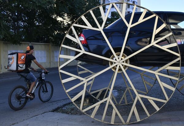Автомобиль LADA Priora с двухметровыми колесами на одной из улиц Краснодара - Sputnik Молдова
