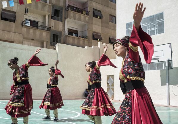 Выступление девушек в национальных костюмах на открытии школы в районе Барза в Дамаске, отремонтированной на собранные в России средства - Sputnik Молдова