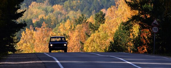 Автомобиль на федеральной трассе Р257 Енисей в Красноярском крае - Sputnik Молдова