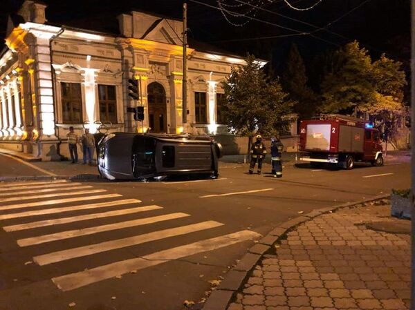 Încă un accident în Capitală: Un automobil de lux s-a răsturnat - Foto - Sputnik Moldova