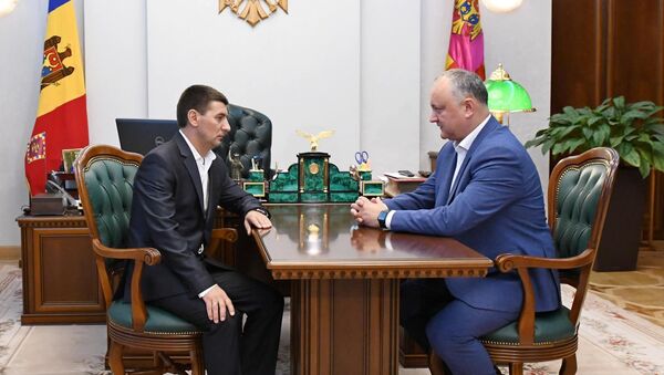 Президент Молдовы Игорь Додон наградил водителя троллейбуса Василе Секриеру медалью Meritul Civic - Sputnik Moldova
