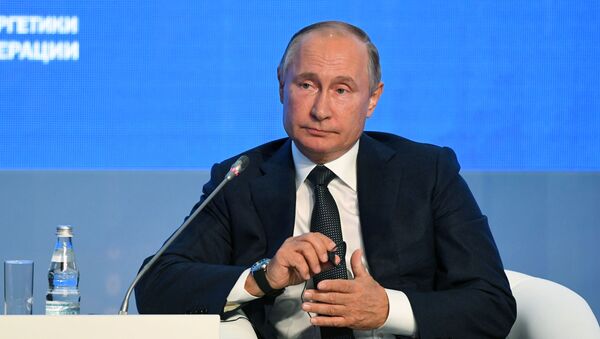 Президент РФ В. Путин принял участие в третьем Международном форуме Российская энергетическая неделя - Sputnik Moldova-România