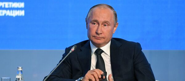 Президент РФ В. Путин принял участие в третьем Международном форуме Российская энергетическая неделя - Sputnik Moldova-România