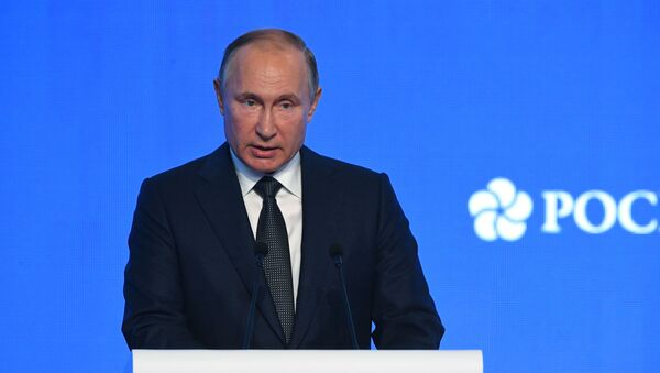 Президент РФ В. Путин принял участие в третьем Международном форуме Российская энергетическая неделя - Sputnik Молдова