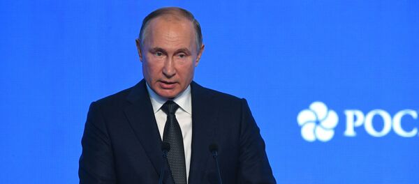 Президент РФ В. Путин принял участие в третьем Международном форуме Российская энергетическая неделя - Sputnik Молдова