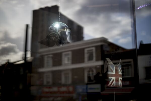 Полицейский шлем в виде диско-шара в витрине магазина британского художника Бэнкси  - Sputnik Moldova-România