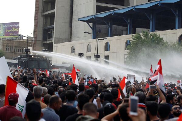 Применение водяных пушек для разгона демонстрантов в Багдаде, Ирак - Sputnik Молдова