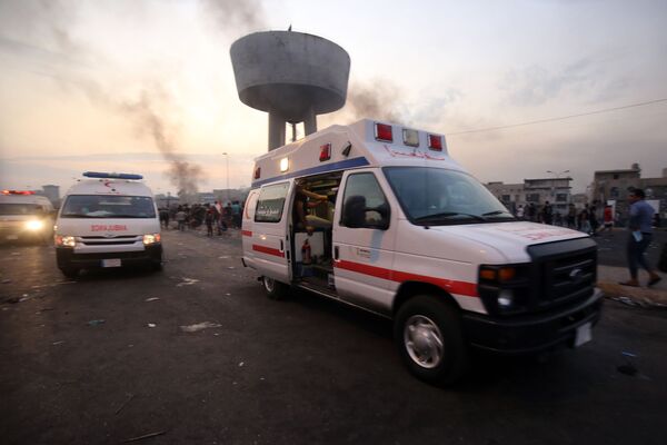 Припаркованные машины скорой помощи во время демонстрации в Багдаде, Ирак - Sputnik Молдова