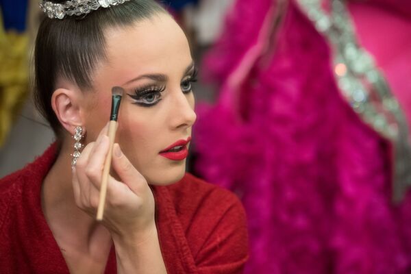Танцовщица Мулен Руж Клодин Ван Ден Берг наносит макияж перед выходом на сцену - Sputnik Moldova-România