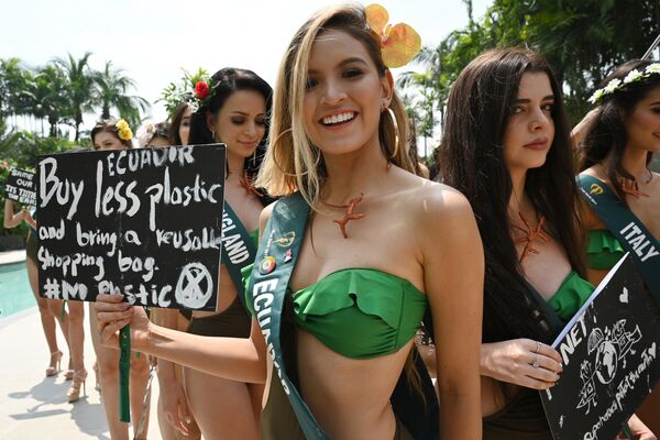 Претендентка из Эквадора на звание Мисс Земля 20019 с плакатом в защиту планеты - Sputnik Молдова