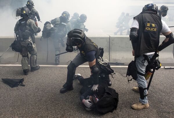Сотрудники полиции во время задержания участников протестов в Гонконге - Sputnik Молдова