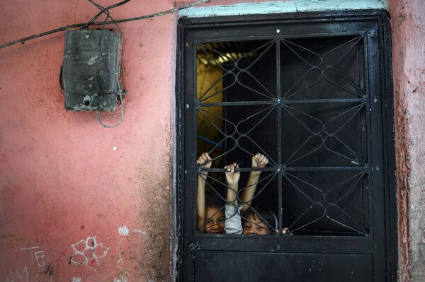 Дети играют в трущобах Петаре в Каракасе, Венесуэла - Sputnik Молдова