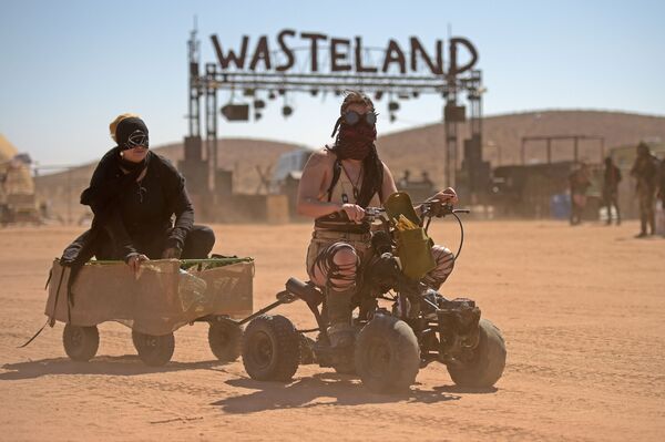 Женщины на квадроциклах во время фестиваля Wasteland Weekend в пустыне Мохаве в Эдвардсе, штат Калифорния - Sputnik Молдова