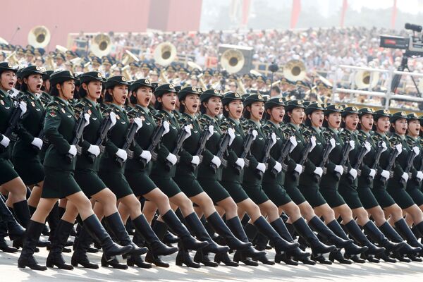 Солдаты Народно-освободительной армии (НОАК) маршируют во время военного парада, посвященного 70-й годовщине основания Китайской Народной Республики, в Пекине - Sputnik Молдова