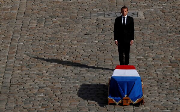 Президент Франции Эммануэль Макрон перед гробом покойного Жака Ширака  - Sputnik Молдова