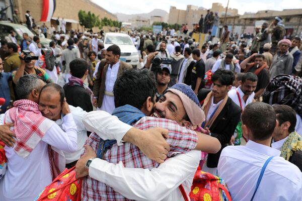 Заключенные обнимают родственников после того, как хуситы освободили их из центральной тюрьмы Саны, Йемен - Sputnik Молдова