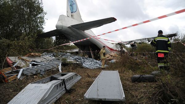 Самолет Ан-12 совершил аварийную посадку вблизи Львова - Sputnik Moldova