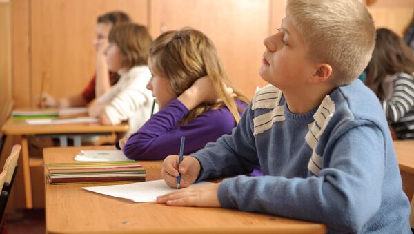 Ученики в классе на уроке, архивное фото - Sputnik Moldova