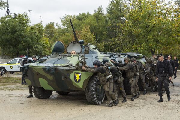 Evacuarea transportului blindat din zona de acțiune. - Sputnik Moldova