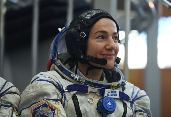 Абсолютная премьера: женская команда в открытом космосе - фото Абсолютная премьера: женская команда в открытом космосе - фото - Sputnik Молдова