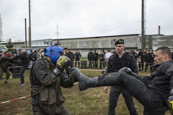 Последнее обязательное испытание - рукопашный бой. - Sputnik Молдова