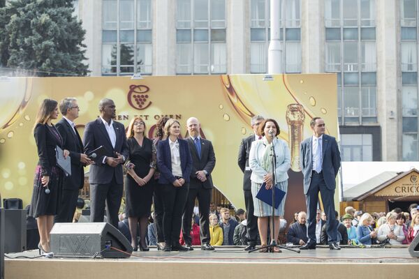 La sărbătoare au participat mai mulți oficiali și oaspeți de onoare. - Sputnik Moldova