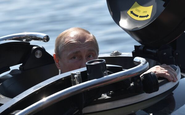 Президент РФ Владимир Путин перед началом погружения, для осмотра подводной лодки Щ-308 Семга, затонувшей во время Великой Отечественной войны, в батискафе на дно Финского залива - Sputnik Молдова