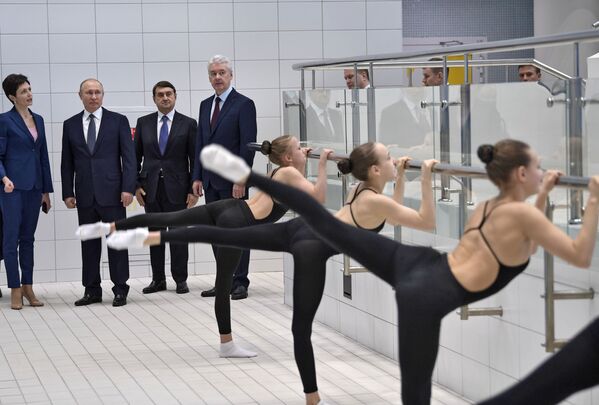 Президент РФ В. Путин посетил Олимпийский центр синхронного плавания А.Давыдовой - Sputnik Молдова