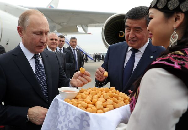 Президент РФ Владимир Путин и президент Киргизии Сооронбай Жээнбеков в аэропорту Бишкека - Sputnik Молдова