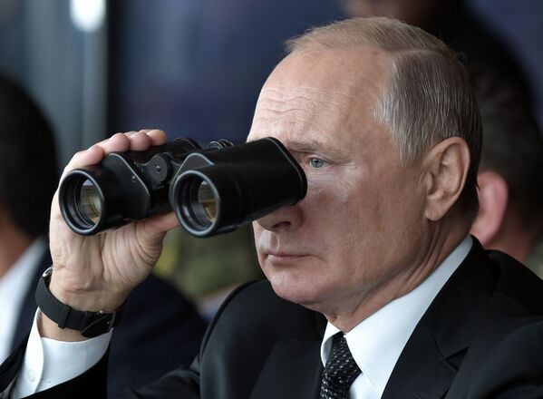 Президент РФ Владимир Путин наблюдает за проведением основного этапа стратегического командно-штабного учения Центр-2019 на полигоне Донгуз - Sputnik Молдова