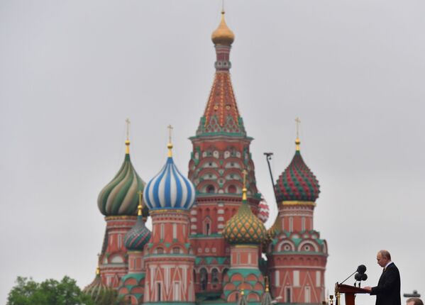 Президент РФ Владимир Путин на Параде Победы на Красной площади - Sputnik Молдова