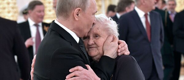 Președintele Federației Ruse, Vladimir Putin, și fosta sa dirigintă de clasă Vera Gurevici la recepția organizată cu prilejul sărbătoririi a 74 de ani din Zila Victoriei

 - Sputnik Moldova