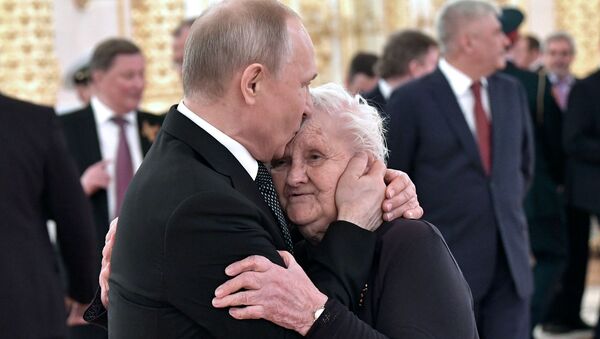 Președintele Federației Ruse, Vladimir Putin, și fosta sa dirigintă de clasă Vera Gurevici la recepția organizată cu prilejul sărbătoririi a 74 de ani din Zila Victoriei

 - Sputnik Moldova
