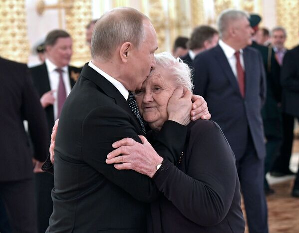 Președintele Federației Ruse, Vladimir Putin, și fosta sa dirigintă de clasă Vera Gurevici la recepția organizată cu prilejul sărbătoririi a 74 de ani din Zila Victoriei - Sputnik Moldova