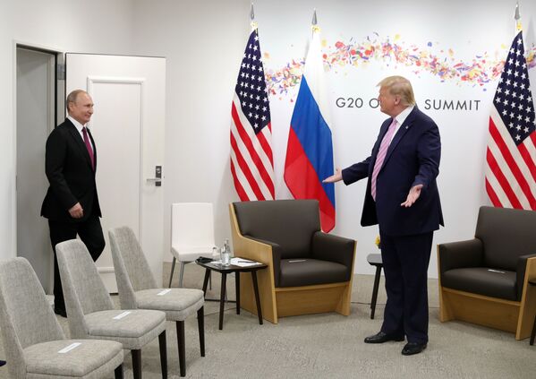 Președintele Federației Ruse, Vladimir Putin, și președintele SUA, Donald Trump, (în dreapta), întrevedere în cadrul summitului G-20 de la Osaka, 28 iunie 2019 - Sputnik Moldova