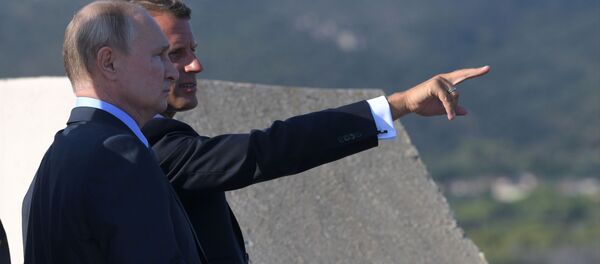 Президент РФ Владимир Путин и президент Франции Эммануэль Макрон во время встречи в резиденции президента Франции Форт Брегансон Президент РФ Владимир Путин и президент Франции Эммануэль Макрон во время встречи в резиденции президента Франции Форт Брегансон - Sputnik Молдова