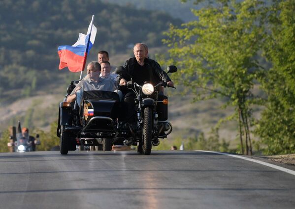 Președintele Rusiei, Vladimir Putin,  pe o motocicletă „Ural” în cadrul show-lui organizat de clubul motocicliștilor „Lupii nocturni”, Sevastopol, 10 august 2019 - Sputnik Moldova