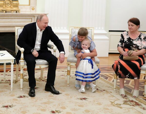 Președintele Rusiei, Vladimir Putin, în timpul întâlnirii de la Kremlin cu familiile victimelor inundațiilor din regiunea Irkutsk, 25 iulie 2019 - Sputnik Moldova
