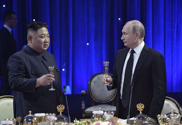 Președintele Federației Ruse, Vladimir Putin, la recepția oficială organizată în cinstea președintelui Consiliului de Stat al Coreei de Nord, Kim Jong-un, Vladivostok, 25 aprilie 2019 - Sputnik Moldova