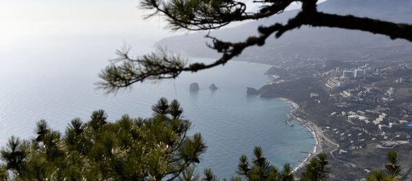 Вид на Гурзуф на побережье Черного моря в Крыму - Sputnik Молдова