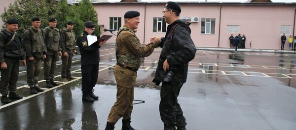 Командир бригады Fulger Василий Ивас вручает специальный диплом фотокорреспонденту Sputnik Молдова Мирославу Ротарю - Sputnik Молдова