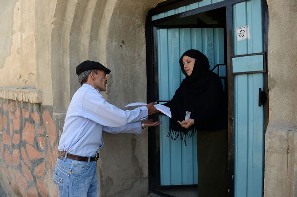 Афганский почтальон Мохаммад Рахим доставляет письма жителям одного из районом Кабула - Sputnik Молдова