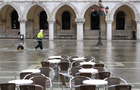 Итальянский почтальон пересекает затопленную площадь Сан-Марко в Венеции. - Sputnik Молдова