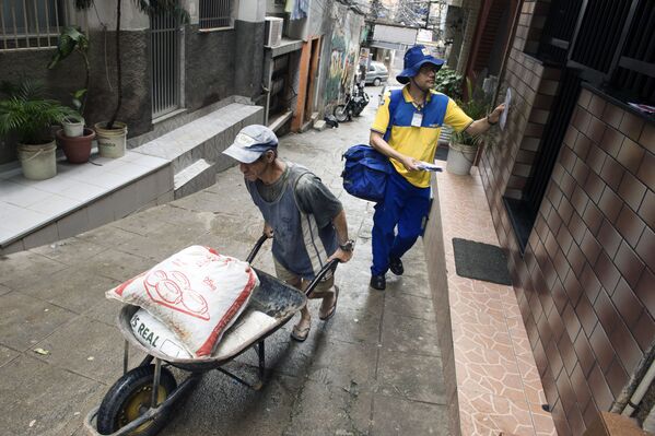 Бразильский почтальон доставляет письма в трущобы Росинья в Рио-де-Жанейро. - Sputnik Молдова