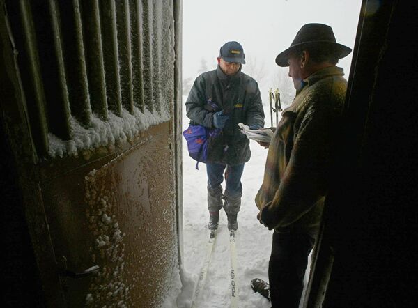 Почтальон во время доставки почты жителям Маркштейн в горах Вогезы во Франции во время снежного бурана. - Sputnik Молдова