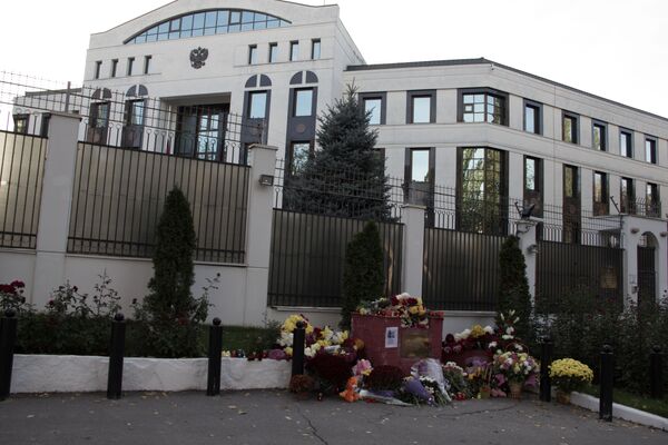 Depunere de flori la ambasada FR în Moldova - Sputnik Moldova