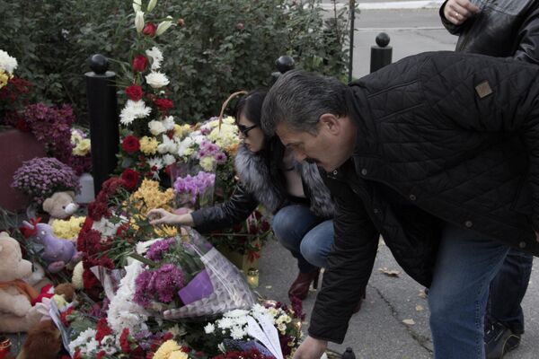 Возложение цветов у посольства РФ в Молдове - Sputnik Молдова