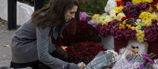 Возложение цветов у посольства РФ в Молдове Возложение цветов у посольства РФ в Молдове - Sputnik Молдова